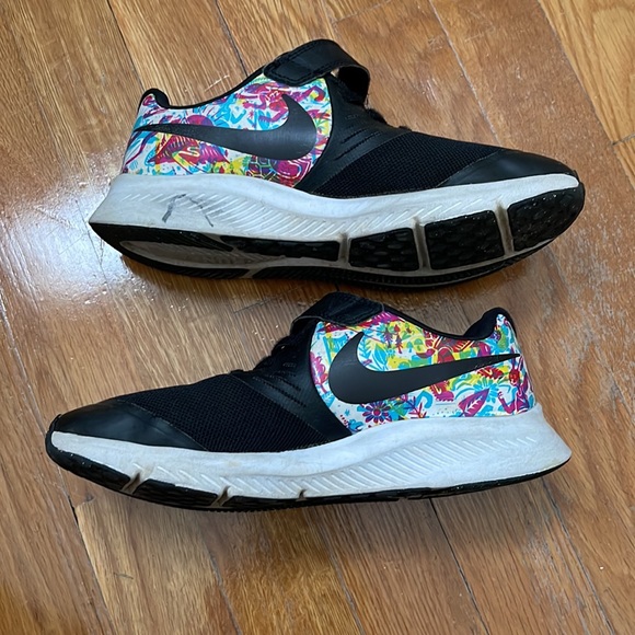 NIKE Girls' Star Runner 2 Fable Sneaker - Picture 7 of 7